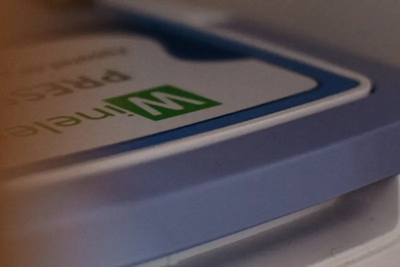 Gros plan sur un appareil professionnel Winelec dans l’espace de soins
